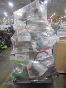 lot 102 image: WHOLESALE MIXED PALLET OF RETURNS - LIGHTING AND SMALL HOUSEWARES