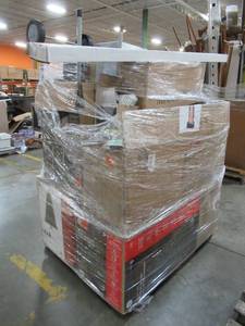 lot 358 image: WHOLESALE MIXED PALLET OF RETURNS - HOLIDAY DECOR, SMALL HOUSEWARES AND MORE