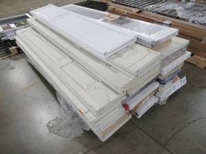 lot 284 image: MIXED PALLET OF MISCELLANEOUS BI-FOLD DOORS