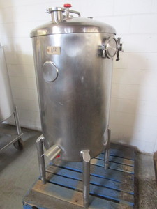 lot 112 image: STAINLESS STEEL HOLDING TANK