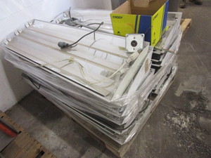 lot 116 image: T-8 LIGHT FIXTURES CORDED AND READY TO GO