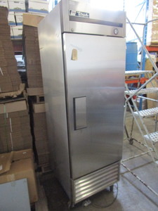 lot 135 image: TRUE COMMERCIAL REFRIGERATOR