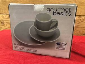 lot 458 image: Gourmet Basics Melanie 16 PC Dinnerware Set