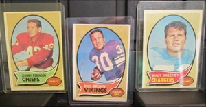 lot 11 image: 3 (1970) Topps Football Cards
