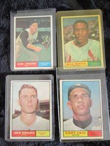 lot 20 image: (4) 1961 Topps Baseball Cards