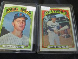lot 59 image: (2) 1972 Topps Baseball Cards
