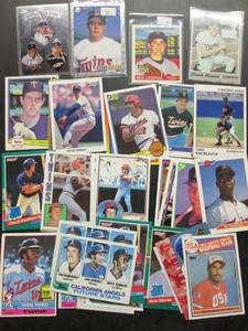 lot 132 image: (40) Minnesota Twins Rookie Cards