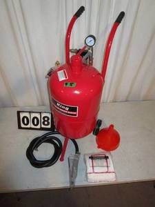 lot 8 image: King 10 Gallon Abrasive Blaster