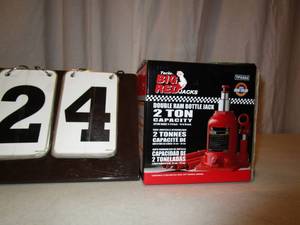 lot 24 image: Torin Big Red 2 Ton Double Ram Bottle Jack
