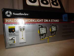 lot 88 image: Southwire Halogen Work Light on Stand