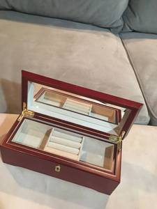 lot 65 image: Jewelry Box