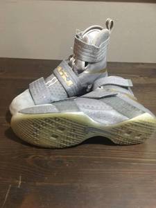 lot 43 image: LeBron Soldier Grey Mens 10