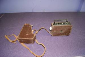 lot 22 image: VINTAGE EASTMAN KODAK CINE-KODAK EIGHT MODEL 25 MOVIE CAMERA w CASE