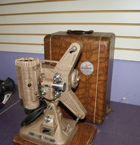lot 31 image: VINTAGE KEYSTONE REGAL K-109 8MM PROJECTOR AND ORIGINAL CASE