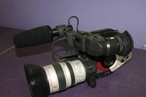 lot 35 image: Canon XL1s DM-XL1A MiniDV Digital Video Camera 0.3MP Optical Image Stabilizer
