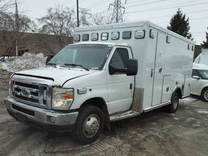 lot 9 image: 2012 Ford E-450 Super Duty Ambulance - B31334