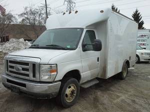 lot 11 image: 2014 Ford E-450 Super Duty Cube Van - A11565