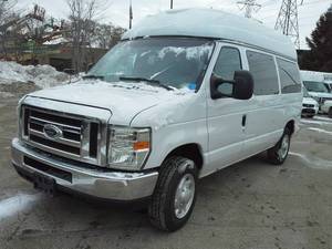 lot 12 image: 2009 Ford E150 Econoline XLT 4-Door Passenger Van - A77009
