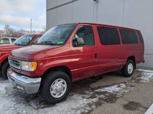 lot 21 image: 2001 Ford E-350 - B46696