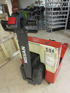 lot 402 image: NISSAN ELECTRIC PALLET JACK