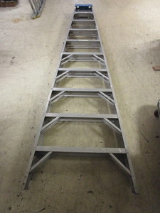 lot 504 image: WERNER 10 ALUMINUM STEP LADDER