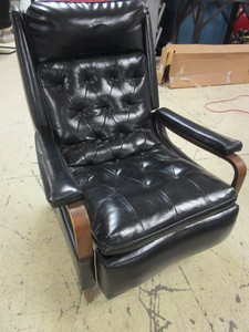 lot 533 image: LEATHER RECLINER ARMCHAIR