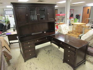lot 540 image: WOOD DESK