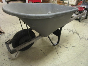 lot 551 image: TRUE TEMPER WHEELBARROW