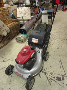 lot 555 image: HONDA EASY START LAWNMOWER WITH SMART DRIVE