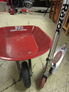 lot 556 image: RADIO FLYER CHILD WHEELBARROW AND RAZOR SCOOTER