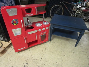 lot 557 image: CHILD KITCHEN PLAYSET