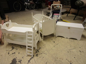 lot 567 image: DOLL FURNITURE