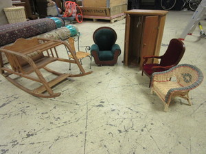 lot 568 image: DOLL FURNITURE, AMERICAN GIRL DOLL-SIZE