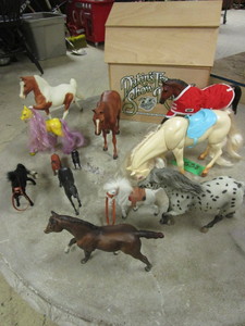 lot 569 image: DAKINS HORSE BARN, ASSORTED HORSES