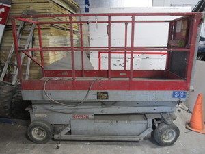 lot 609 image: SCISSOR LIFT