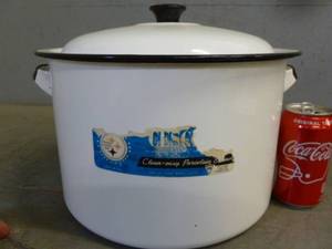 lot 11 image: Vintage Enamelware