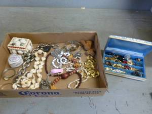 lot 21 image: Jewelry