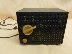 lot 26 image: Vintage Radio