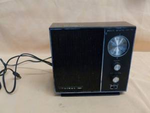 lot 37 image: Vintage Radio