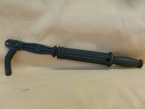 lot 121 image: Antique Nail Puller