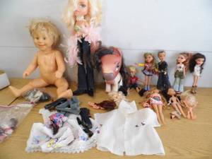 lot 17 image: Dolls - Tote