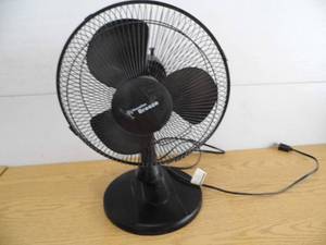 lot 84 image: Desktop Fan