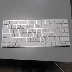 Apple Wireless Keyboard Newer Version takes lightning charger (internal battary)