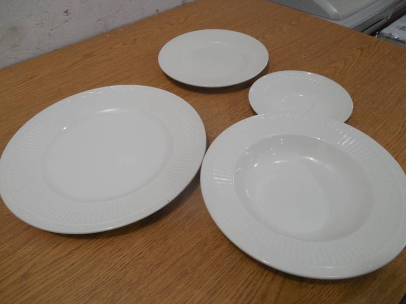 lot 91 image: Mikasa Dinnerware, Italian Countryside 4 Piece Place Setting