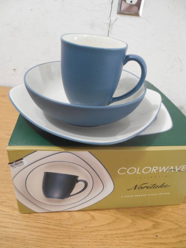 lot 29 image: Noritake Colorwave Square 4 Piece Place Settings