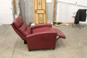 lot F4 image: ELEGANT RED LEATHER RECLINER