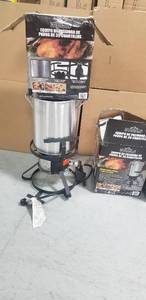 Lot of turkey fryers custumer returns