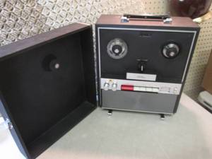 lot 123 image: Vintage Wards Airline Solid State R...