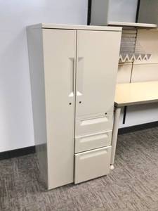 lot 44 image: WOW Metal Office Storage Center Locker - Excellent Condition 