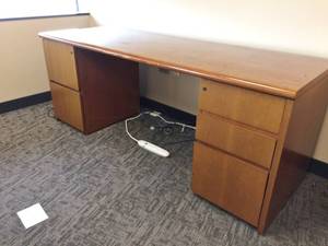 lot 34 image: High Quality Geiger Brickel Executive Office&nbspWood&nbspWork&nbspDesk - Great Condition A Little Rubbing Wear On The Front - Matches Lots 31, 32 & 33